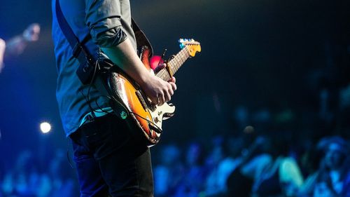 Artiștii și ceilalți lucrători din sectorul cultural denunță schema de ajutor de stat prezentată de Ministerul Culturii, care oferă sprijin doar organizatorilor de evenimente: Situația din domeniu este disperată, oamenii nu mai au bani de mâncare. Artistul trebuie să fie beneficiarul principal