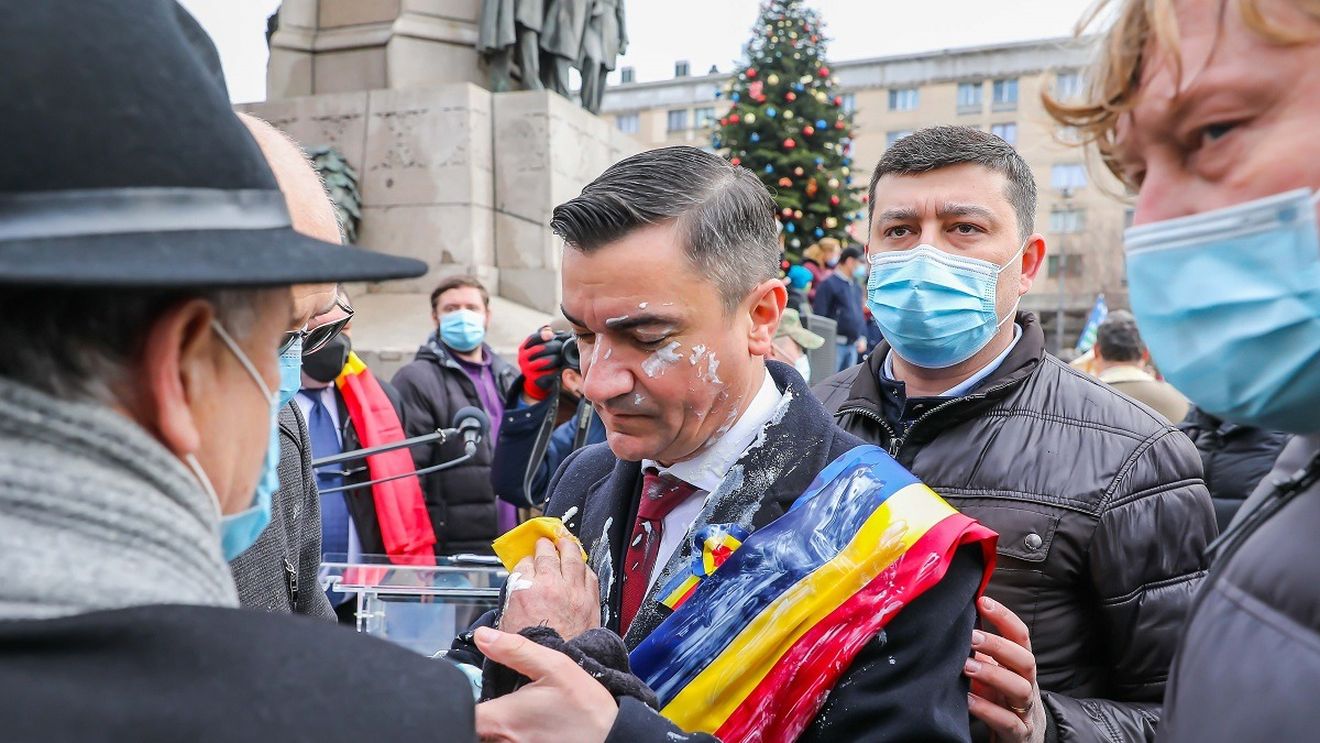 VIDEO/FOTO Mihai Chirică, primarul din Iași, atacat şi mânjit cu iaurt de un protestatar