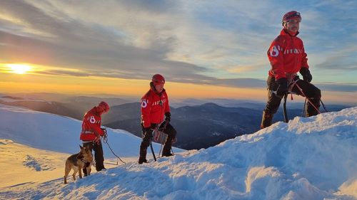 Avertisment al salvamontiştilor din Prahova: Strat nou de 15 centimetri de zăpadă pe platoul Bucegi, depus peste cel deja existent / Turiştii care urcă cu mijloacele de transport pe cablu de pe Valea Prahovei, sfătuiţi să fie echipaţi de iarnă