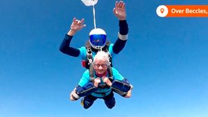 VIDEO Cadou neobișnuit la împlinirea vârstei de 102 ani: O britanică sare cu parașuta și bate un record
