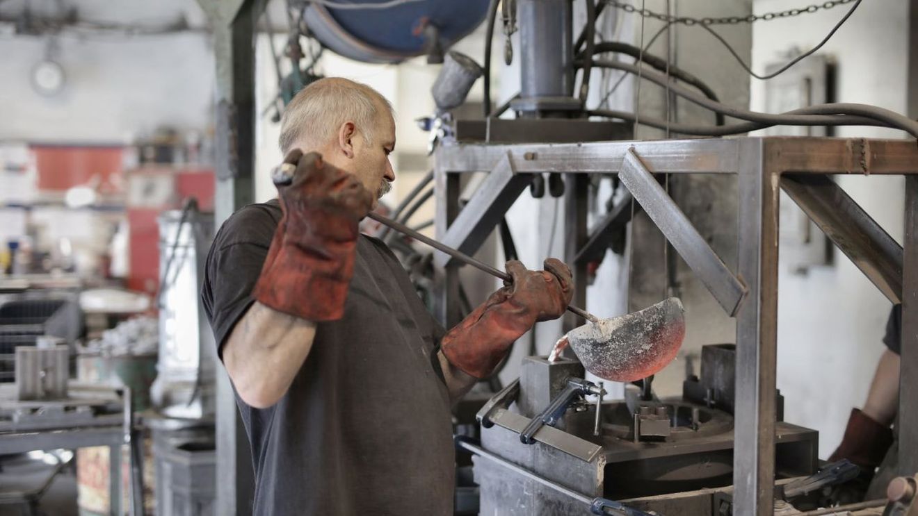 Impactul războiului declanșat de Rusia asupra economiei românești: probleme pentru industria metalurgică și cea a componentelor auto