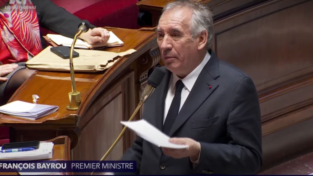 Premierul francez Francois Bayrou a supravieţuit celei de-a opta moţiuni de cenzură, colacul de salvare venind de la Marine Le Pen. Bugetul, însă, va fi o încercare mai greu de trecut