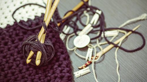 „Detox digital”, tendința pentru 2026 / Sătui de AI, oamenii se întorc la hârtie, croșetat și liniște / Vânzările de kituri pentru activități creative au crescut cu 86% în 2025