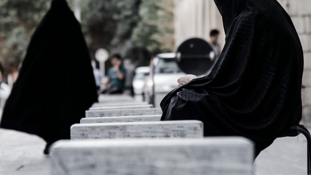 Trei femei care au sfidat guvernul taliban, după ce acesta a început să impună restricții asupra libertății femeilor, expun abuzurile la care au fost supuse