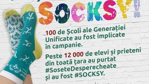 VIDEO „Șoseta desperecheată”: moda haioasă prin care este sărbătorită unicitatea fiecăruia și îi face pe tineri să lase deoparte prejudecățile și să aprecieze calitățile persoanelor cu sindrom Down / De ce sunt șosetele un simbol