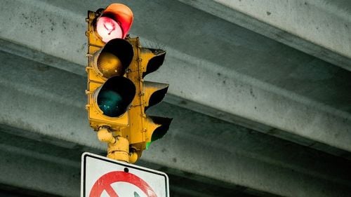 Se circulă pe un singur sens, alternativ, pe Centura Călimăneşti /  Circulaţia a fost închisă sâmbătă seara, iar traficul a fost deviat pe DN7, prin oraş