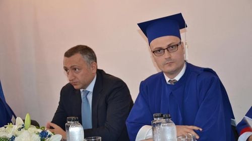 Milionarul - mason Alexandru Cumpănașu, candidatul ”anti-Sistem”, a câștigat salarii uriașe de pe urma Sistemului. Cum a ajuns un personaj fără facultate să fie șeful tuturor rectorilor din România și să câștige sute de mii de lei de la aceștia