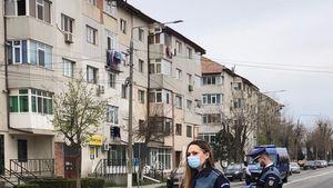 Ministrul de Interne: Dorim ca în scurt timp să dotăm poliţiştii din stradă cu mijloace de înregistrare audio-video