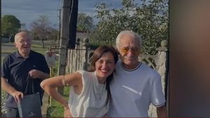 O femeie din Georgia care își căuta părinții biologici a aflat că era deja prietenă pe Facebook cu tatăl ei / Cum a reușit jurnalista Tamuna Museridze să dezvăluie secretul "copiilor furați" ai Georgiei și să reunească sute de familii
