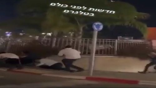 VIDEO Momentul în care mai multe persoane din Israel se adăpostesc la vederea rachetelor/ Armata anunță că au fost lansate din Fâșia Gaza și interceptate în totalitate, iar ca răspuns Israel a atacat aerian