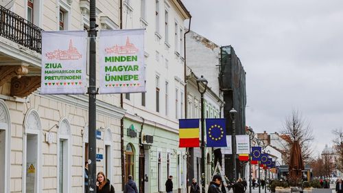 Comunitatea maghiară din Cluj, celebrată prin bannere în centrul orașului cu ocazia Zilei maghiarilor de pretutindeni