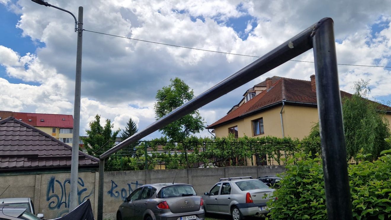 Finalul unei epoci: Primăria Sibiu desființează unele dintre ultimele bătătoare de covoare rămase prin cartiere / Se oferă 300 de lei pentru ”desființare construcție provizorie-bătător covoare amplasat fără forme legale pe imobilul-teren proprietatea Statului Român„