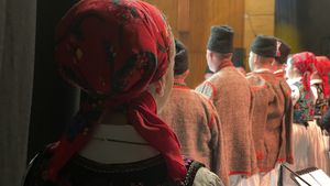 VIDEO Mai merg tinerii români la colindat de Crăciun, alături de prieteni? Ce tradiții se păstrează ”pe bune” în diferitele zone ale țării și cine sunt cei care le continuă cu pasiune?