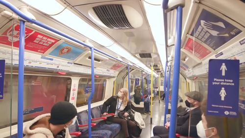 Peste o sută de persoane au fost amendate pentru că nu au purtat măști anti-Covid pe rețeaua de transport a Londrei când acestea au devenit obligatorii