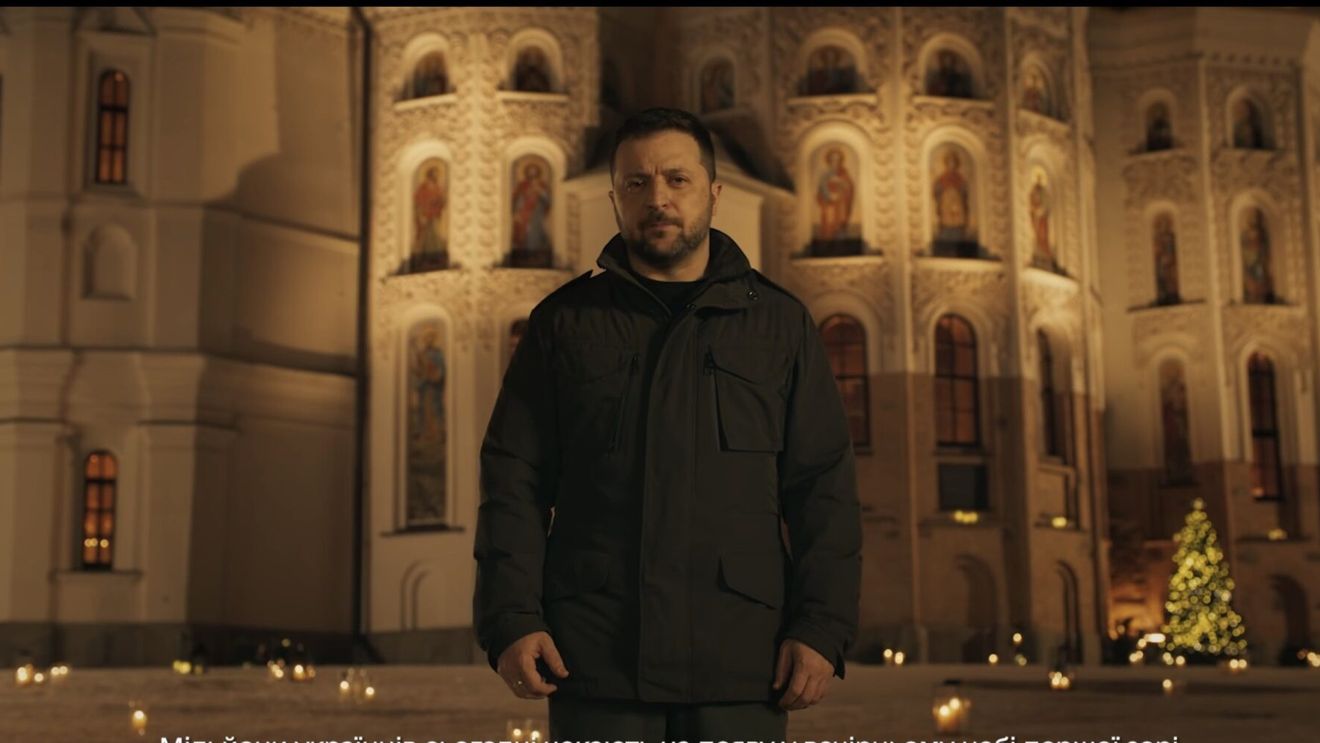 VIDEO În primul an în care Ucraina sărbătorește Crăciunul pe stil nou, Zelenski transmite că „în final, întunericul dispare”: „Cristos s-a născut”
