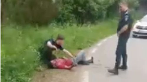 Un tânăr a fost împușcat în picior de polițiștii din Huedin / Un prieten al victimei l-a filmat în timp ce se plimba, plin de sânge, cu o mașină a poliției după el / ”Ce, suntem câini, să ne omorâți?”