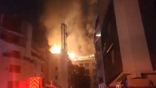 VIDEO Incendiu puternic la fostul hotel Persepolis din nordul Capitalei, transformat în bloc de locuințe / Primarul Clotilde Armand, la fața locului: hidranții nu funcționează, imobilele sunt înghesuite, exemplu clasic de încălcare a legii urbanismului