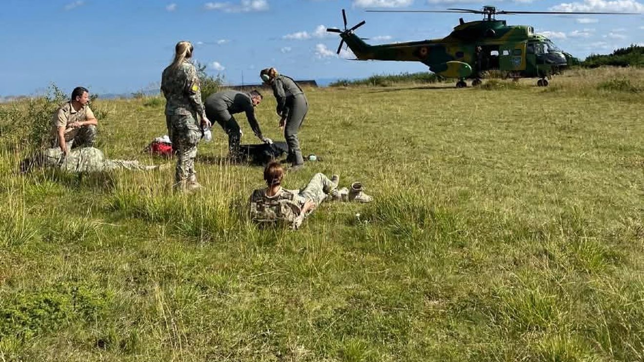 Aflat la un exercițiu, un echipaj al Forțelor Aeriene Române a identificat o tânără rănită într-o zonă greu accesibilă din Masivul Ceahlău
