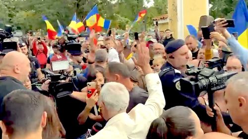 Unul dintre simpatizanții lui Călin Georgescu care protesta față de plasarea acestuia sub control judiciar a afișat un steag legionar / Bărbatul este acum anchetat penal