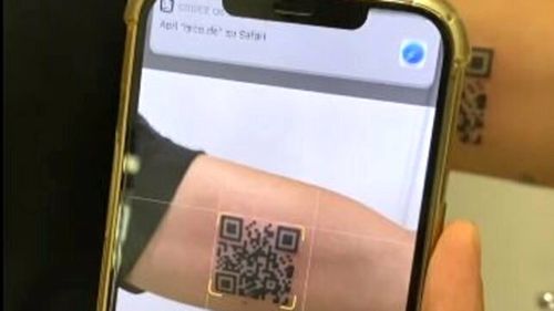 Un italian şi-a tatuat pe braţ codul QR de la certificatul de vaccinare: Este original, îmi place să fiu diferit