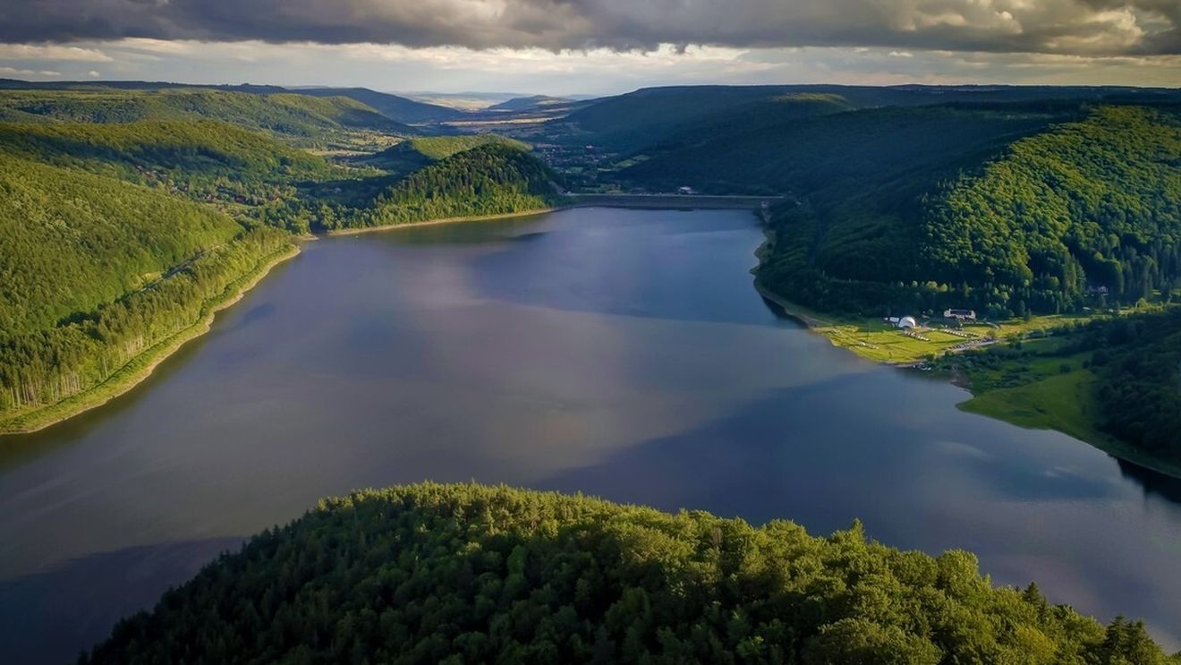 Un parc fotovoltaic ce ar urma să fie construit pe apele lacului Zetea, contestat de localnici / ”E clar că va înrăutăţi peisajul, nu va mai arăta lacul cum a fost”