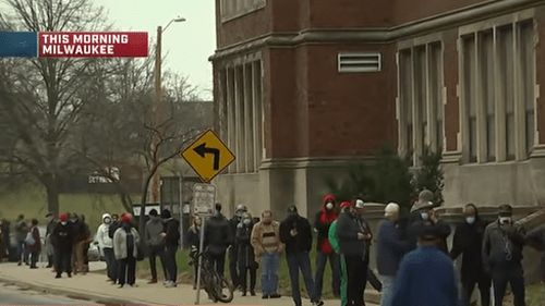 În statul american Wisconsin s-au ținut alegeri locale în plină epidemie de coronavirus/ Numărul de secții a fost considerabil redus și s-au format cozi la urne