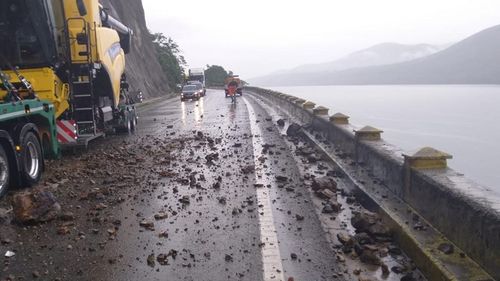 Circulaţie rutieră blocată între Severin şi Orşova, din cauza căderilor de piatră pe șosea