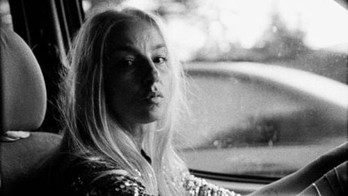 Le Monde: Filmul „Nu aștepta prea mult de la sfârșitul lumii”, de Radu Jude, hipnotizează participanții la Festivalul de la Locarno