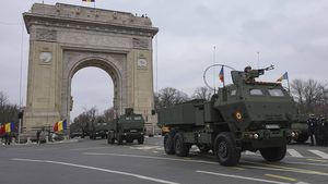 Repetiţii generale pentru Parada Militară de Ziua Naţională / Vor fi trase 21 de salve de tun / Peste 2.900 de militari şi specialişti, tehnică militară şi 45 de aeronave vor defila