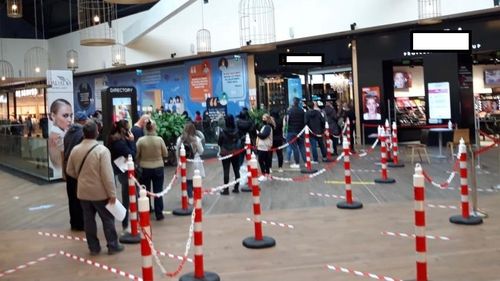 Coadă de peste o sută de persoane la vaccinare, în mallul ParkLake din București