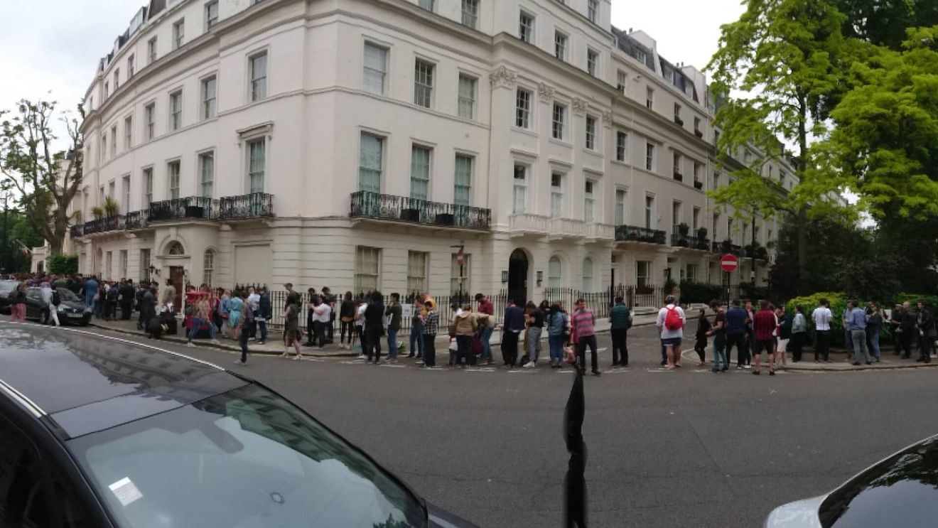 VIDEO IMPRESIONANT Cozi întinse pe câteva străzi la o secție de votare din Londra