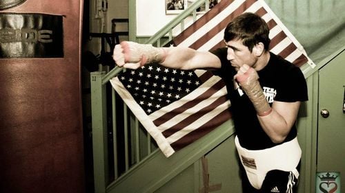 Un candidat separatist la parlamentul Scoției își cere scuze pentru insultarea “Cerșetorilor români”/ Ce a scris pe Twitter fostul boxer: ”Toți sunt grași ca niște porci mari, suculenți și îndopați!”