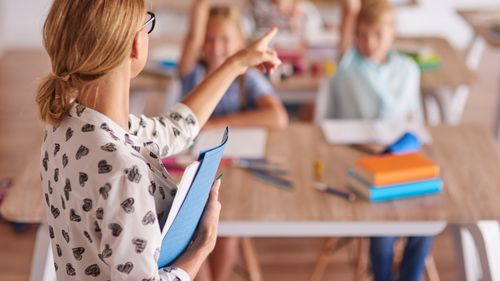 Profesoară din Cluj acuzată de purtare abuzivă, după ce a tras-o de păr, a trântit-o pe un scaun şi a jignit-o pe o elevă de-a sa, făcând referire la nivelul de inteligenţă. statutul social şi aspectul acesteia