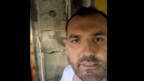 VIDEO Viceprimarul USR al Sectorului 3 Lucian Judele, dus la poliție de la grădinița „Mexic” aflată în renovare, dar plină de copii, de unde făcea live pe Facebook. Directorul școlii i-a ținut ușa și a sunat la 112, alertând că „un bărbat a intrat în baia copiilor”