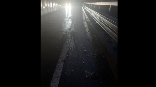 VIDEO Trafic alternativ pe Valea Oltului, în zona localității Boița, după ce mai multe pietre de pe versant au căzut pe carosabil