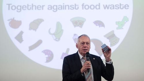 Corupția provoacă inundații: Digul rupt de pe râul Timiș a fost construit de o firmă care a dat șpagă 2,3 milioane de lei și un teren ca să primească bani europeni pentru lucrare / Afacerea ducea la fostul ministrul al Mediului, Laszlo Borbely, scăpat de două ori de Parlament de urmărire penală