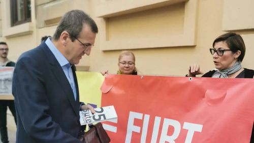 Cristian Preda, candidat la funcția de rector al Universității București, anunță un protest individual în Piața Universității împotriva modului în care sunt organizate alegerile. El denunță recrutarea unui pensionar SRI