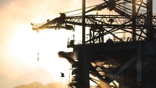 Ungaria susține că nu există nicio legătură între explozia de la rafinăria Lukoil din România și incendiul de la Rafinăria MOL din Százhalombatta