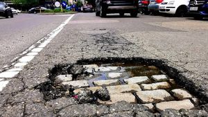 Cum a ajuns Bucureștiul să fie plin de gropi și ce trebuie să știe șoferii pentru a-și putea acoperi eventualele daune