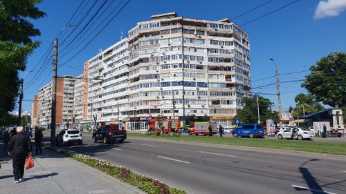 FOTO VIDEO: Gălățeancă, după explozia dronei pe un bloc din Galați: „M-am speriat. Mi-a fost frică. Nu știam ce se întâmplă” / „Avem piloți, avem forțe aeriene care ar trebui să doboare aceste drone, să nu ajungă tocmai pe bloc, la oameni” / Primarul Galațiului: „Nu a cerut deocamdată nimeni cazare temporară”