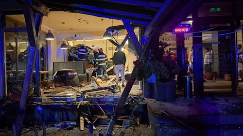 Un autoturism a spart peretele unui restaurant în județul Cluj, ajungând în mijlocul localului / În incinta restaurantului nu se afla nimeni la ora respectivă  / Doi dintre ocupanții mașinii, transportați la spital