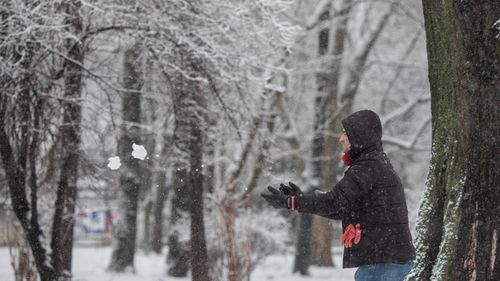 Primăria Sector 4: Echipajele de deszăpezire rămân în stradă cu efective complete în următoarele 24 de ore / Străzile, staţiile de transport în comun şi trotuarele din Sectorul 4 au fost curăţate de zăpada depusă