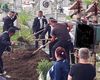 FOTO | Cum au ajuns tineri din Nepal să îngroape morții Timișoarei și să schimbe imaginea Cimitirului Eroilor / „Nu beau, nu cer bani și sunt foarte curați și ordonați”
