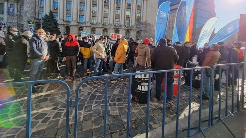 VIDEO Protest în fața Ministerului Energiei: În jur de 100 de siderurgiști manifestează împotriva legii energiei/ Angajați ALRO: ”Soluțiile sunt zero pentru noi, nu știm pe unde să o apucăm”