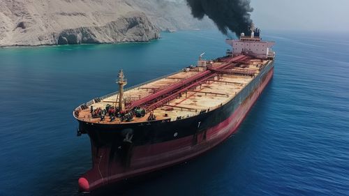 Marinele militare franceză şi greacă evacuează marinari, inclusiv răniţi, de pe un cargou olandez atacat în largul Yemenului / Atacul nu a fost încă revendicat, dar principalii suspecți sunt rebelii houthi