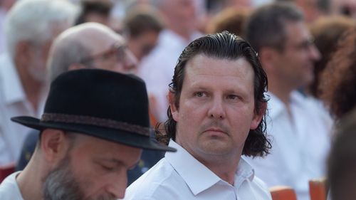 Institutul pentru Studierea Holocaustului ”Elie Wiesel” cere Primăriei București să revoce autorizarea mitingului de marți, al organizației extremiste neolegionare Noua Dreaptă / Șeful Tudor Ionescu, printre cei mai radicali extremiști din România, este parlamentar SOS, partid extremist pro-rus / Legea interzice existența organizațiilor xenofobe