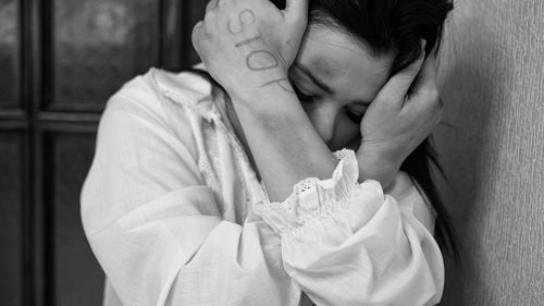 Româncă violată, bătută și sechestrată în Italia, timp de 30 de zile / Un bărbat de 60 de ani a fost arestat / Femeia a reușit să alerteze poliția după ce răpitorul și-a uitat telefonul în casă