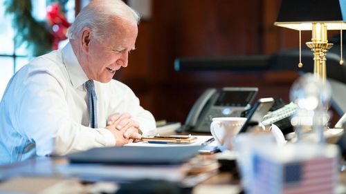 Început de an brutal pentru Joe Biden: explozie de infecții COVID, inflație record, rafturi goale în magazine, o agendă sabotată chiar de democrați