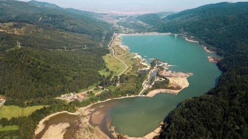 Lacul pe pârâul Tărlung, pe jumătate gol / De aici este aprovizionat cu apă municipiul Braşov şi localităţile limitrofe / Mai multe localități din județ suferă din cauza secetei
