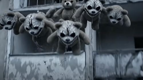 VIDEO Urșii spânzurați din Constanța fac spectacol pe rețelele de socializare / Scenarii horror: prind viață după apusul soarelui și atacă trecătorii